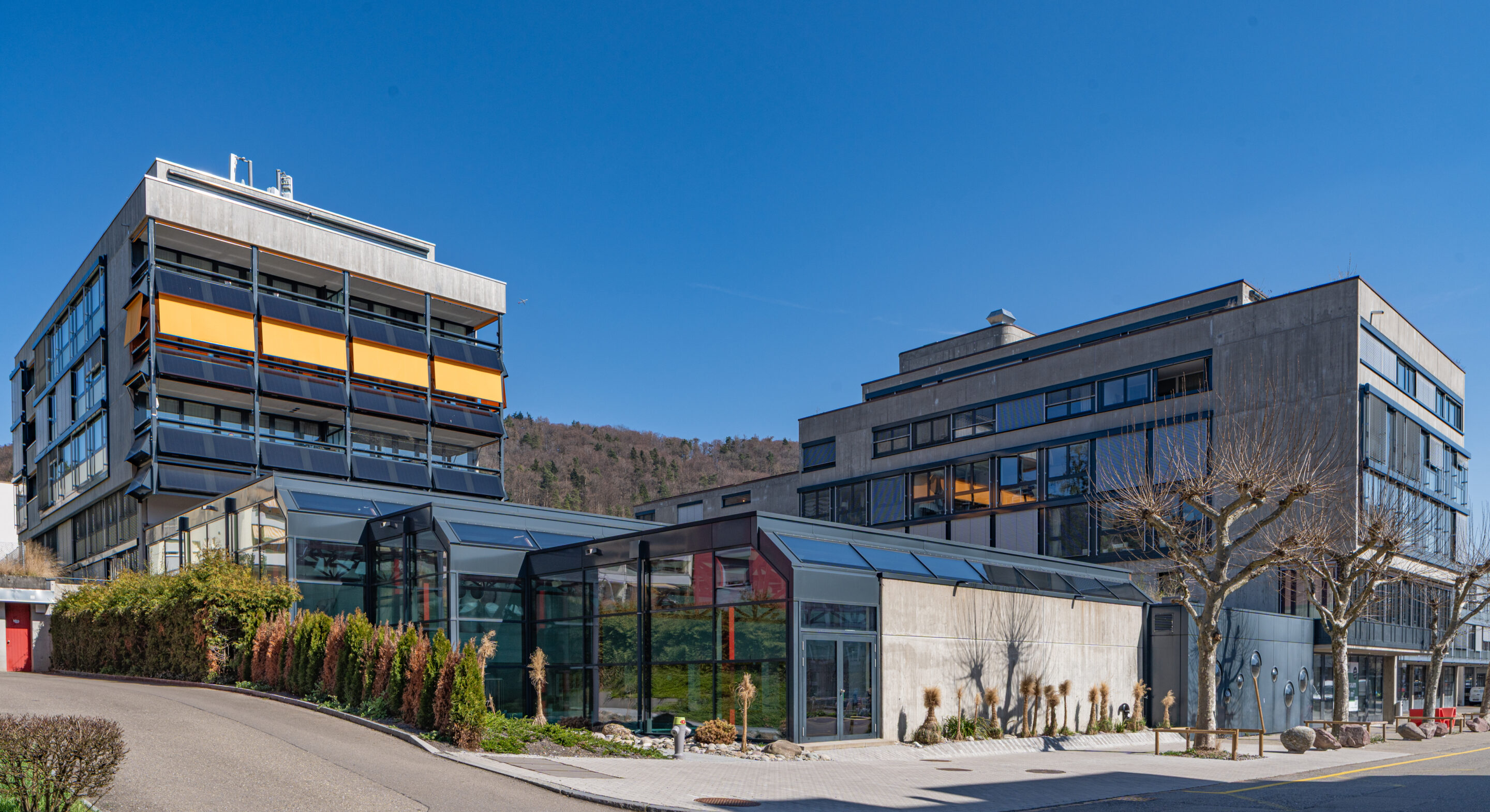 Gemeindezentrum Geroldswil, Fenster in Metall